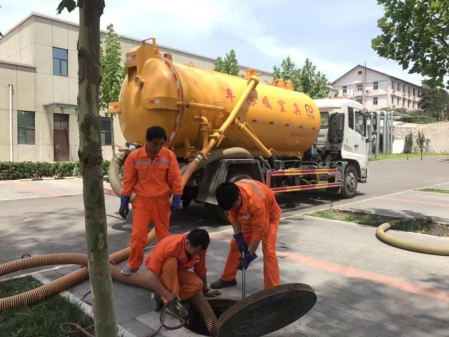 镇宁化粪池清理与5-8吨吸粪车施工效率分析